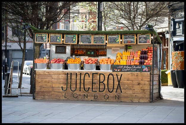 . 22 03 2020. London, United Kingdom. Ongoing Coronavirus Crisis. Juicebox still open on an otherwise deserted Oxford Street during Coronavirus crisis.  xMartynxWheatleyx xi-Imagesx IIM-20944-0008