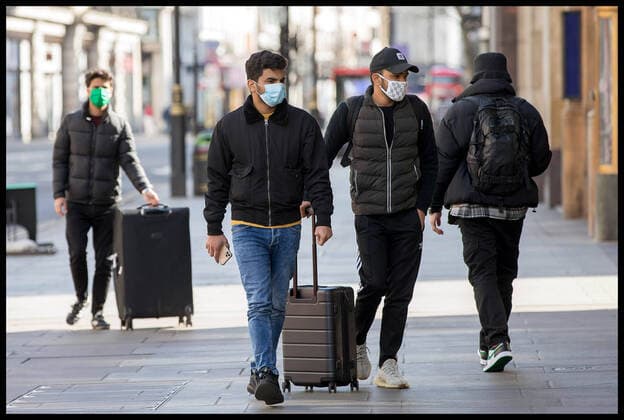 . 22 03 2020. London, United Kingdom. Ongoing Coronavirus Crisis. Tourists wearing face masks make their way to Oxford Circus tube station.  xMartynxWheatleyx xi-Imagesx IIM-20944-0011
