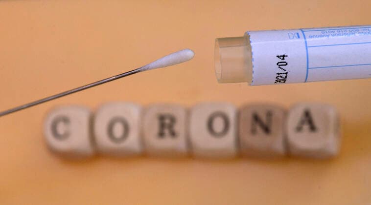 22 03 2020, smear test for a tongue swab with test sticks Corona viruses 22 03 2020, smear test 22 03 2020, smear test