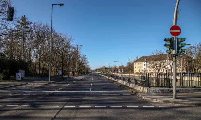 Coronavirus in Berlin Berlin, 22 03 2020, empty streets in Berlin, A111 Because of the coronavirus Kurt Schumacher Damm and the Reinickendorf feeder road A111 are unusually empty On the street there is hardly a car to be seen The second day of spring is sunny and the sky is blue Berlin Berlin Deutschland Reinickendorf