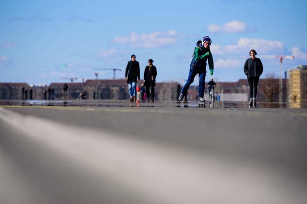 March 22, 2020: A Rollerskater and several bypassers can be seen at Tempelhof Airport while the Berlin Senate has decided on further precautions to contain the coronavirus pandemic. Therefore, no more events, meetings and gatherings of more than ten people are allowed. Physical contact with other people is to be reduced to an absolutely necessary minimum in the future. Wherever possible, a minimum distance between two persons of 1.5 metres should be maintained. - ZUMAs172 20200322_zap_s172_006 Copyright: xJanxScheunertx