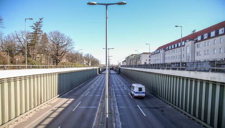 Coronavirus in Berlin Berlin, 22 03 2020, empty streets in Berlin, A111 Because of the coronavirus Kurt Schumacher Damm and the Reinickendorf feeder road A111 are unusually empty On the street there is hardly a car to be seen The second day of spring is sunny and the sky is blue Berlin Berlin Deutschland Reinickendorf