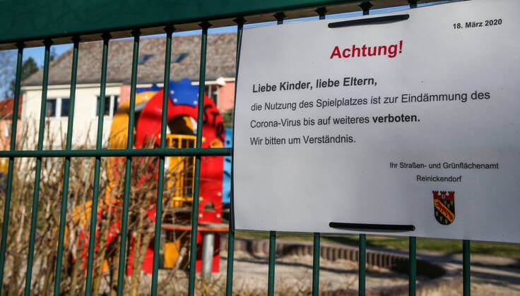 Corona virus in Berlin Berlin, 22 03 2020, blocking of playground Sign shows Attention Dear children, dear parents, the use of the playground is forbidden until further notice in order to contain the corona virus We ask for your understanding Your streets and green space office Reinickendorf Behind the fence you can see abandoned playgrounds Berlin Berlin Germany Reinickendorf