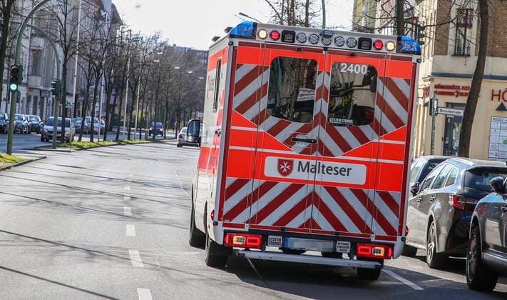 Coronavirus in Berlin Berlin, 22 03 2020, Emergency ambulance Malteser International ambulance drives a patient to the nearest hospital Berlin Berlin Germany
