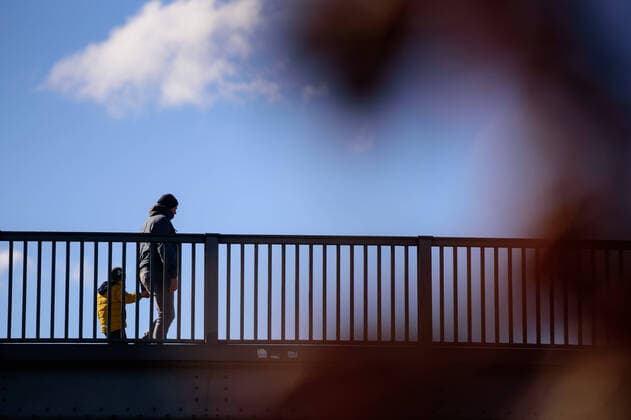 March 22, 2020: A father with his child can be seen on a bridge in front of blue sky while the Berlin Senate has decided on further precautions to contain the coronavirus pandemic. Therefore, no more events, meetings and gatherings of more than ten people are allowed. Physical contact with other people is to be reduced to an absolutely necessary minimum in the future. Wherever possible, a minimum distance between two persons of 1.5 metres should be maintained. - ZUMAs172 20200322_zap_s172_011 Copyright: xJanxScheunertx