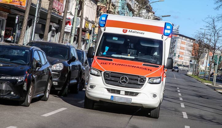 Coronavirus in Berlin Berlin, 22 03 2020, Emergency ambulance Malteser International ambulance drives a patient to the nearest hospital Berlin Berlin Germany