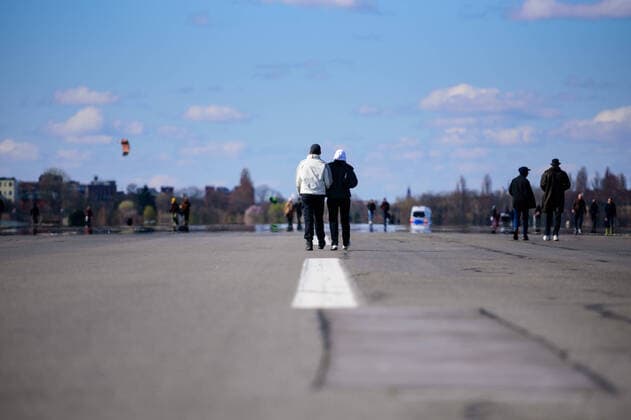 News Bilder des Tages March 22, 2020: A couple walks arm in arm on the former runway of Templhof Airport while the Berlin Senate has decided on further precautions to contain the coronavirus pandemic. Therefore, no more events, meetings and gatherings of more than ten people are allowed. Physical contact with other people is to be reduced to an absolutely necessary minimum in the future. Wherever possible, a minimum distance between two persons of 1.5 metres should be maintained. - ZUMAs172 20200322_zap_s172_012 Copyright: xJanxScheunertx