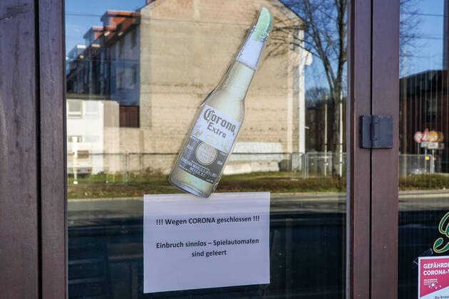To contain the coronavirus business closures have been ordered and curfews are being discussed, the photo shows a sign at a bar under an advertisement for Corona beer, Corona beer with the inscription Wegen Corona geschlossen, 22 03 2020, Bremen Germany , News, Feature, Coronavirus Bremen xobx