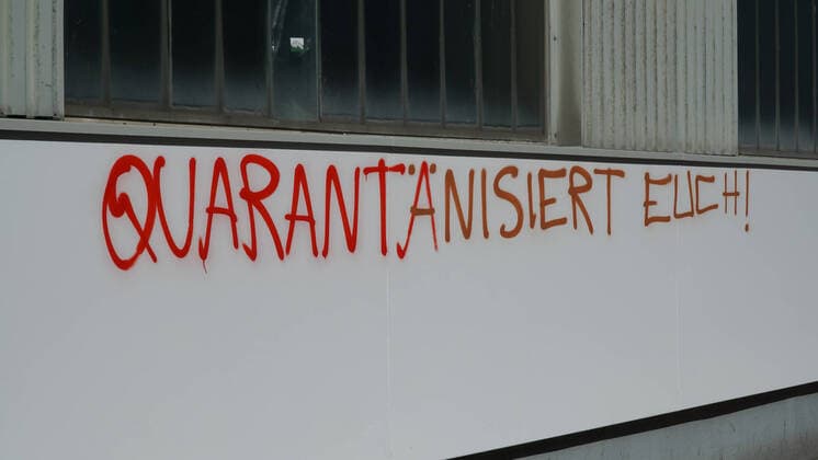 To contain the coronavirus, business closures have been ordered and curfews are being discussed, the photo shows a graffiti, lettering on a building with the inscription Quarantine yourself, 22 03 2020, Bremen Germany , News, Feature, Coronavirus Bremen xobx