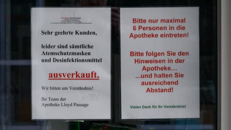 To contain the coronavirus, business closures have been ordered and curfews are being discussed, the photo shows a sign, a notice in a pharmacy with the words Unfortunately all respirators and disinfectants are sold out, please enter the pharmacy only for a maximum of 6 people, 22 03 2020, Bremen Germany , News, Feature, Coronavirus Bremen xobx