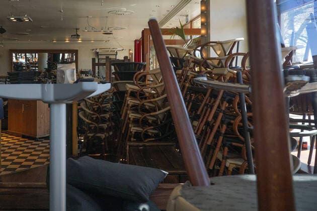 To contain the coronavirus, business closures were ordered and curfews are being discussed, the photo shows stacked tables and chairs in a restaurant, bar, cafe, 22 03 2020, Bremen Germany , News, Feature, Coronavirus Bremen xobx