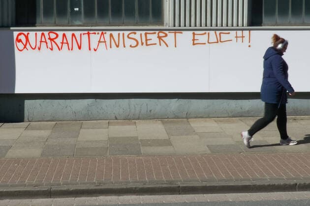 Bilder des Jahres 2020, News 03 März News Bilder des Tages Zur Eindämmung des Coronavirus wurden Geschäftsschließungen angeordnet und werden Ausgangssperren diskutiert, das Foto zeigt eine Fußgängerin vor einem Graffiti, Schriftzug an einem gebäude mit der Aufschrift: Quarantänisiert Euch, 22.03.2020, Bremen (Deutschland), News, Feature, Coronavirus Bremen *** To contain the coronavirus, business closures have been ordered and curfews are being discussed, the photo shows a pedestrian in front of a graffiti, lettering on a building with the inscription Quarantine yourself, 22 03 2020, Bremen Germany , News, Feature, Coronavirus Bremen xobx