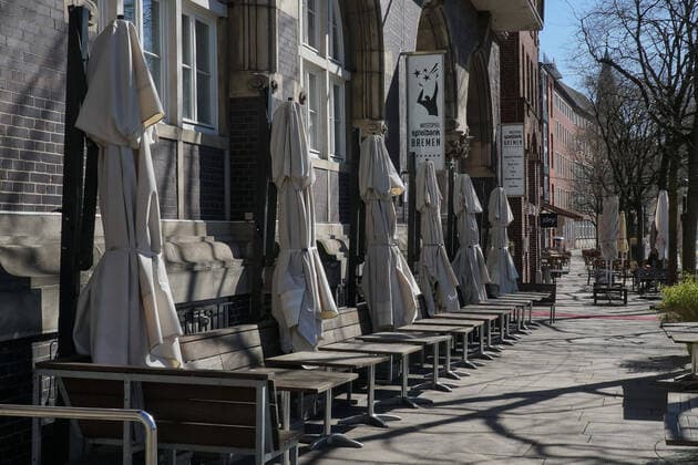 To contain the coronavirus, business closures have been ordered and curfews are being discussed, the photo shows empty tables and chairs assembled in front of a pub, restaurant, pub, pub, beer garden, garden pub, 22 03 2020, Bremen Germany , News, Feature, Coronavirus Bremen xobx
