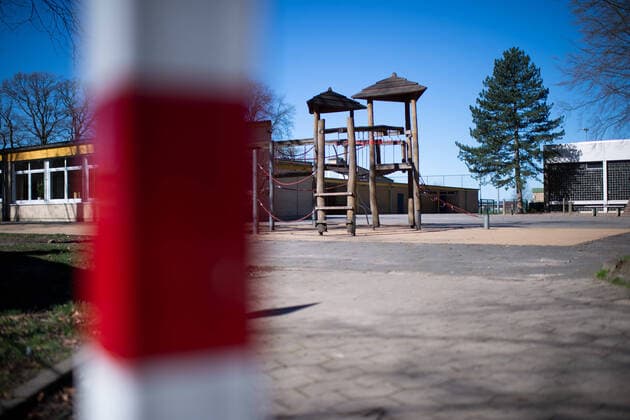 Bünde, Germany 22 03 2020 Feature Effects Coronavirus The coronavirus Covid 19 causes closures of childrens playgrounds In the picture A closure, Bünde Germany