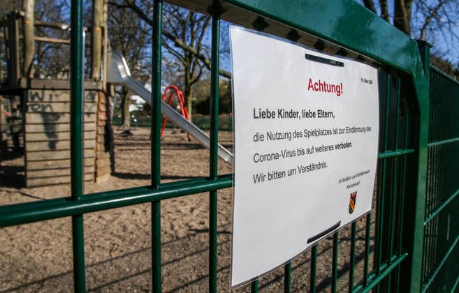 Coronavirus in Berlin Berlin, 22 03 2020, blocking of playground at Tegler See Sign shows Attention Dear children, dear parents, the use of the playground is forbidden until further notice to contain the Corona Virus We ask for your understanding Your streets and green space office Reinickendorf Behind the fence you can see abandoned playgrounds Berlin Berlin Germany Reinickendorf