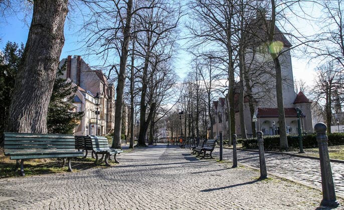 Coronavirus in Berlin Berlin, 22 03 2020, Greenwichpromenade Alt Tegel Because of the coronavirus the forecourt in front of the Tegler See is unusually deserted First rays of sunshine ring in the spring Berlin Berlin Germany Alt Tegel