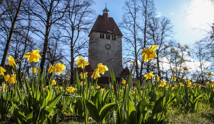 Beginning of spring Berlin, 22 03 2020, Dorfkirche Alt Tegel First little Easter bells ring in the spring in bright sunshine Berlin Berlin Germany Alt Tegel