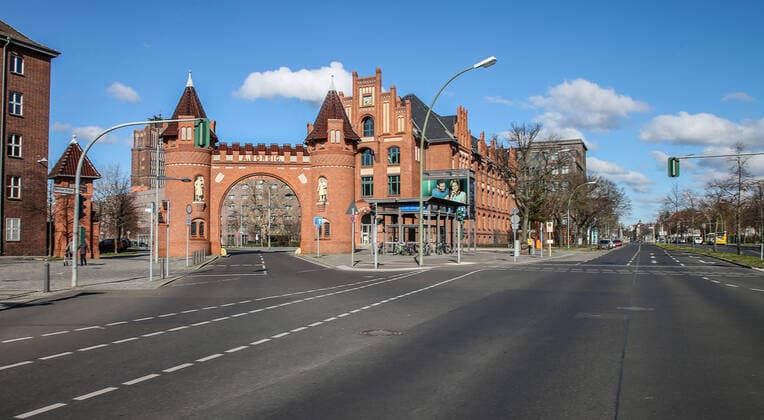 Coronavirus in Berlin Berlin, 22 03 2020, Borsigwerke Because of the coronavirus, the crossing at Borsig Tor on Berliner Strasse is unusually deserted There is no traffic on the road and few pedestrians cross at a great distance Berlin Berlin Deutschland Reinickendorf