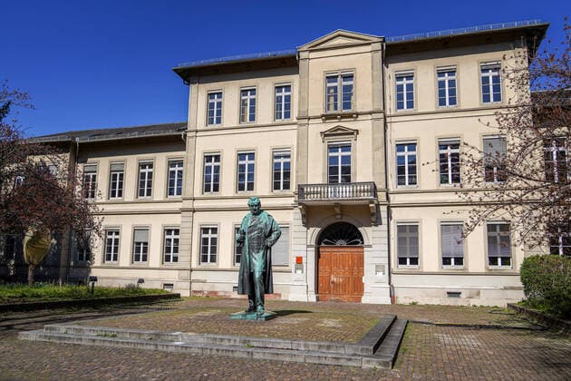 In Baden Württemberg a curfew is being discussed in order to contain the spread of the coronavirus in the population, the photo shows the statue of Robert Wilhelm Bunsen in front of the Psychological Institute of the University of Heidelberg in Heidelberg city center, Hauptstraße, Campus Altstadt, Psych xozx