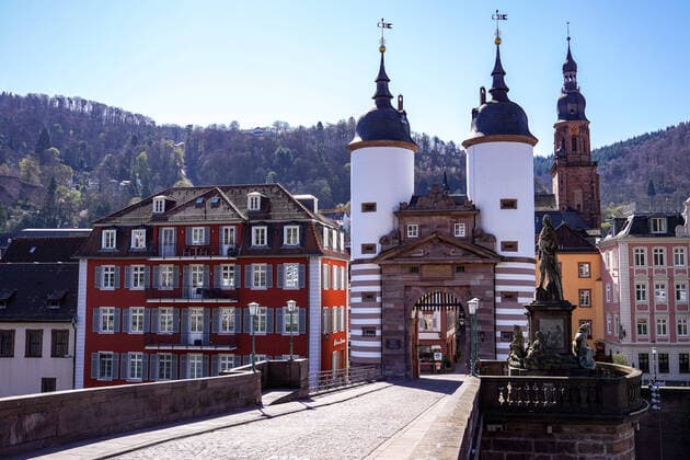 In Baden Württemberg, a curfew is being discussed in order to stem the spread of the coronavirus in the population. The photo shows the Old Bridge on the Neckar in Heidelbergs city centre, otherwise so busy and populated with tourists, empty, no people, empty, le xozx