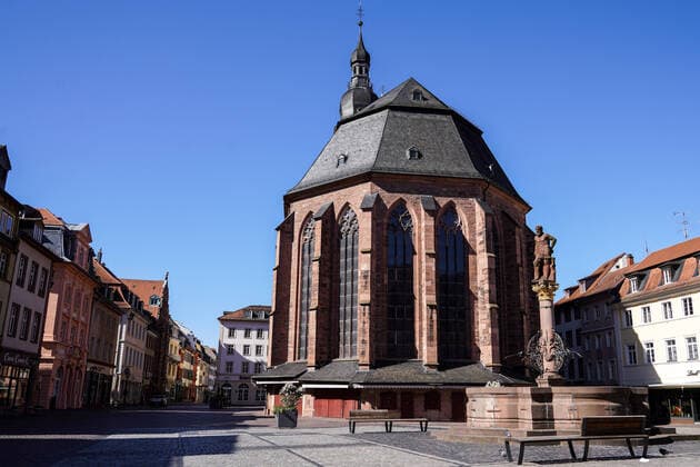 In Baden Württemberg, a curfew is being discussed in order to stem the spread of the coronavirus in the population. The photo shows the market place in Heidelbergs city centre in front of the Heiliggeistkirche, which is otherwise so busy and popu xozx