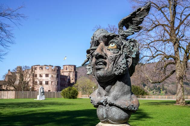 In Baden Württemberg, a curfew is being discussed in order to stem the spread of the coronavirus in the population. The photo shows the otherwise so busy and with tourists populated palace garden with a view of the Heidel xozx