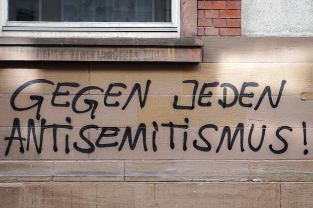In Baden-Württemberg wird über eine Ausgangssperre diskutiert, um eine Ausbreitung des Coronavirus in der Bevölkerung einzudämmen, das Foto zeigt, dass es neben Corona auch noch andere Themen gibt, das Grafitti auf einer Hauswand in der Heidelberger Innenstadt sagt: Gegen jeden Antisemitismus!, gegen Rechts, Rechtsextremismus, Protest gegen Rechte Gewalt gegen Juden, jüdisches Leben in Deutschland, Verordnung, Einschränkung der Freizeit, Corona, Stadt, Stadtbild, Symbolfoto, Symbolbild, Symbol, 22.03.2020, Heidelberg (Deutschland), News, Feature, Coronavirus in Heidelberg *** In Baden Württemberg, a curfew is being discussed in order to stem the spread of the coronavirus in the population, the photo shows that there are other topics besides corona, the graffiti on a house wall in downtown Heidelberg says Against all anti-Semitism, agains xozx