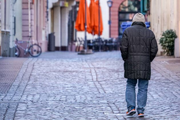 In Baden Württemberg, a curfew is being discussed in order to stem the spread of the corona virus in the population. The photo shows a lonely passer-by walking alone through the Untere Strasse in Heidelberg city centre, walking, almost deserted, empty, abandoned, lonely, tourism, xozx
