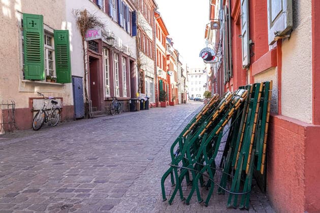 In Baden Württemberg, a curfew is being discussed in order to stem the spread of the corona virus in the population. The photo shows the otherwise so busy and with tourists populated pub mile Untere Straße in Heidelbergs city centre deserted, no people, empty, abandoned, lonely, t xozx