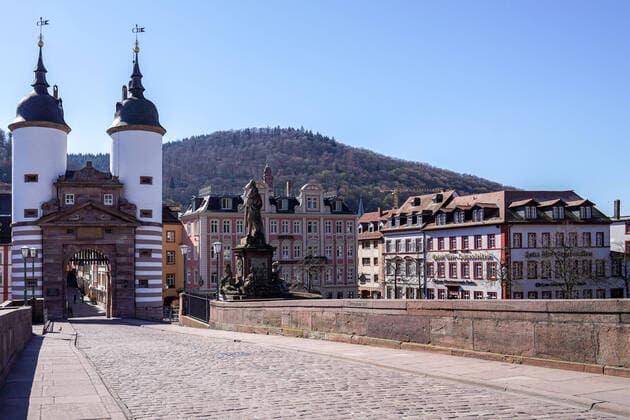 In Baden Württemberg, a curfew is being discussed in order to stem the spread of the coronavirus in the population. The photo shows the Old Bridge on the Neckar in Heidelbergs city centre, otherwise so busy and populated with tourists, empty, no people, empty, le xozx