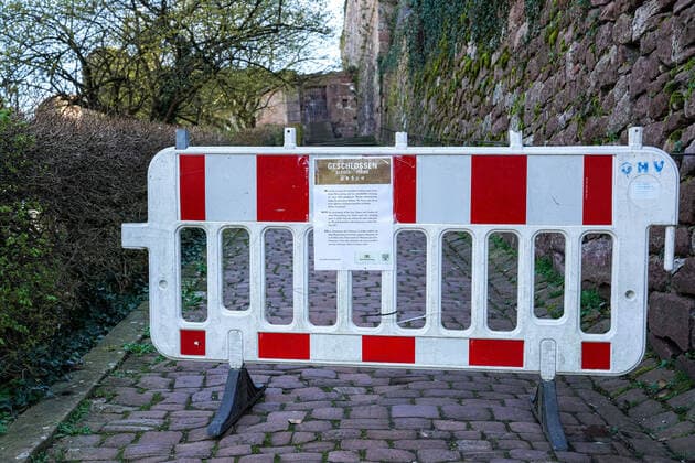 In Baden Württemberg a curfew is being discussed to contain the spread of the coronavirus in the population, the photo shows a curfew on the way to Heidelberg Castle, barrier, no passage, no entry, closed, barred, no people, empty, abandoned, lonely, tourism, travel, quarantine, curfew, curfews, re xozx