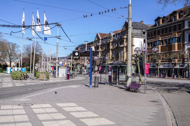 In Baden Württemberg a curfew is being discussed to contain the spread of the coronavirus in the population, the photo shows the otherwise so busy Bismarckplatz in downtown Heidelberg almost deserted, no people, empty, abandoned, lonely, quarantine, curfew, curfews, ordinance, restriction of leisure, corona, city, cityscape, symbol xozx