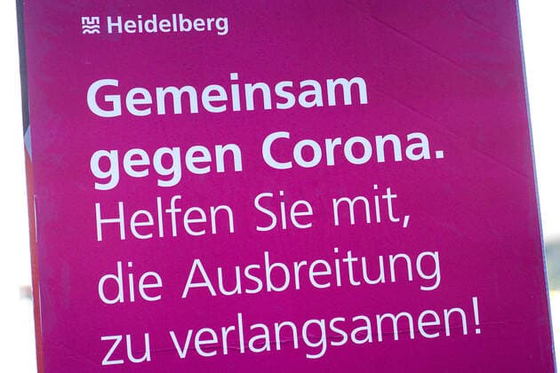 In Baden-Württemberg, a curfew is being discussed in order to stem the spread of the corona virus in the population. The photo shows the poster campaign Gemeinsam Gegen Corona (Together against Corona) of the Heidelber xozx