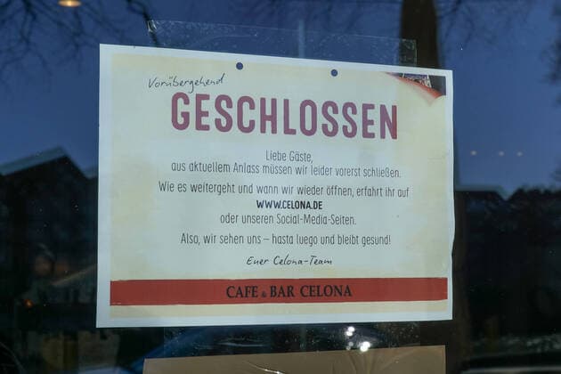 To contain the coronavirus, business closures have been ordered and curfews are being discussed, the photo shows a sign with the words Closed, Dear guests, due to current events we unfortunately have to close for the time being, 22 03 2020, Bremen Germany , News, Feature, Coronavirus Bremen xobx