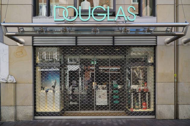 To contain the coronavirus, store closures have been ordered and curfews are being discussed, the photo shows a closed Douglas store with a lowered roller grille, 22 03 2020, Bremen Germany , News, Feature, Coronavirus Bremen xobx