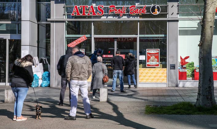 Coronavirus in Berlin Berlin, 22 03 2020, Maerkisches Viertel Because of the coronavirus, customers keep distance from each other in front of a bakery on Sunday morning Berlin Berlin Germany Maerkisches Viertel