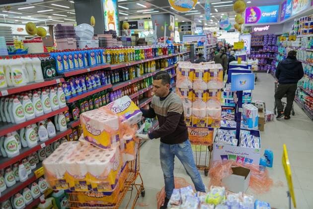 News Bilder des Tages March 22, 2020, Gaza City, The Gaza Strip, Palestine: Palestinians at supermarket in Gaza city, Markets of the Gaza strip are witnessing an increase in demand after announce first two cases of coronavirus in the Gaza Strip. Gaza City Palestine - ZUMAq100 20200322_zaa_q100_045 Copyright: xAbedxAlrahmanxAlkahloutx