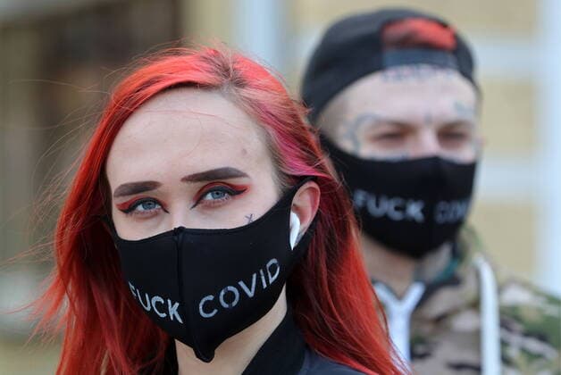 News Bilder des Tages MOSCOW, RUSSIA - MARCH 22, 2020: Young people wear face masks due to public health concerns over the ongoing COVID-19 pandemic. Sergei Karpukhin TASS  TS0D30BF