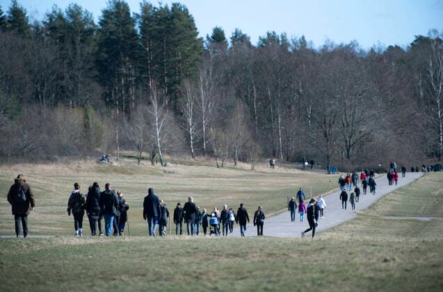 People take a walk in the sunny but chilly weather at Djurgarden in Stockholm, Sweden, on March 22, 2020, amidst the new coronavirus COVID 19 pandemic Stockholm SWEDEN x10040x,  Copyright: xAndersxWiklund TTx SWEDEN WEATHER