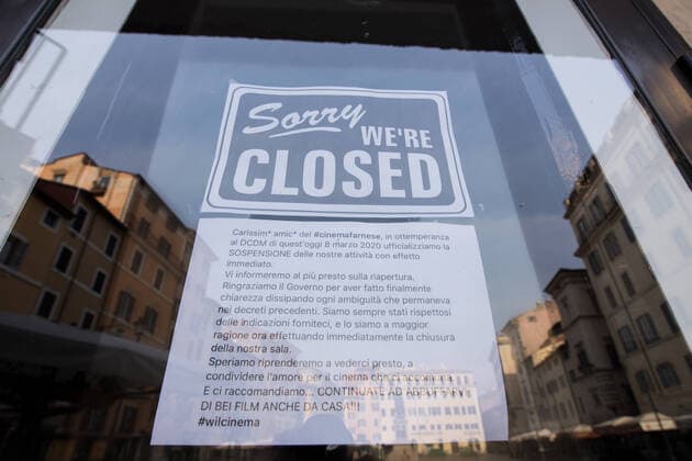 Rome: Campo dè Fiori deserted during Covid-19 Notice board of closure of Cinema Farnese in Piazza Campo dè Fiori Piazza Campo dè Fiori without people and without the market, on the morning of Sunday 22 March 2020, during the Covid-19 pandemic Roma Italy Copyright: MatteoxNardone