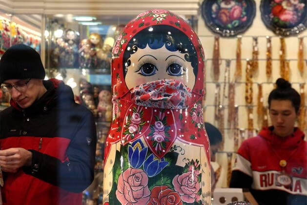 News Bilder des Tages MOSCOW, RUSSIA - MARCH 22, 2020: A stacking doll figure in a face mask on display amid the ongoing COVID-19 pandemic. Sergei Savostyanov TASS  TS0D30E9
