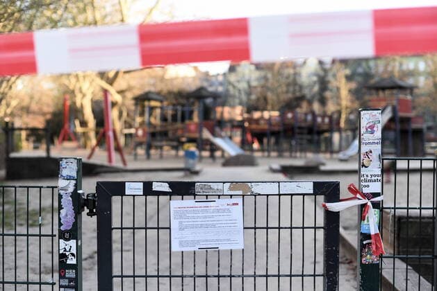 Because of Corona a playground at the Weichselplatz in Berlin Neukölln is closed since 22 March Closed playground in Berlin Neukölln