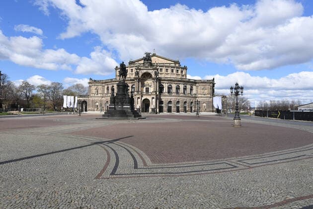 GER Dresden because of the exit restrictions due to the corona pandemic epidemic disease disease plazas are empty in the city center of Dresden squares and streets refers deserted as here the Theaterplatz with Semperoper 22 03 20 220320 ddbd