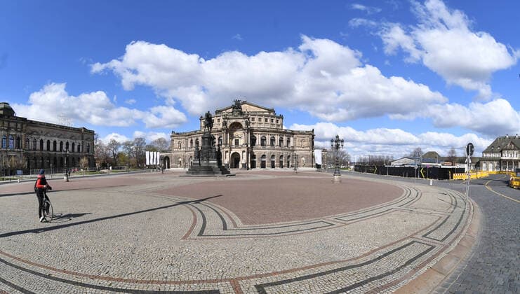 GER Dresden because of the exit restrictions due to the corona pandemic epidemic disease disease plazas are empty in the city center of Dresden squares and streets refers deserted as here the Theaterplatz with Semperoper 22 03 20 220320 ddbd