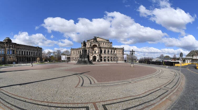 GER Dresden because of the exit restrictions due to the corona pandemic epidemic disease disease plazas are empty in the city center of Dresden squares and streets refers deserted as here the Theaterplatz with Semperoper 22 03 20 220320 ddbd