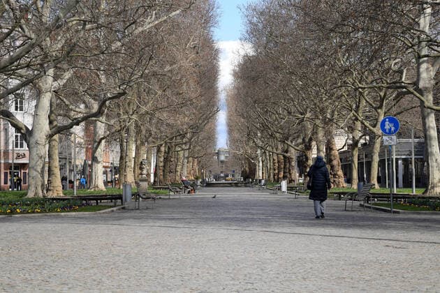 GER Dresden because of the exit restrictions due to the corona pandemic epidemic disease disease are in the Dresden city center squares and streets are deserted as here the main street 22 03 20 220320 ddbd