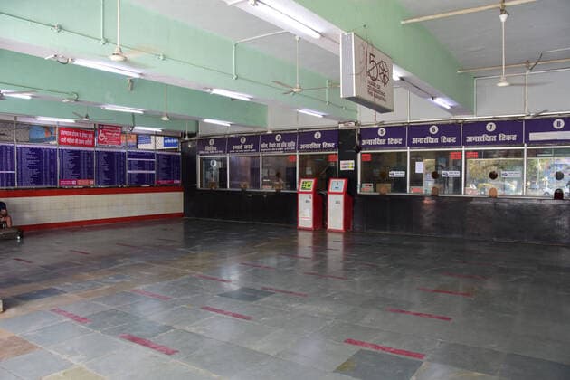 India: Janata Curfew called by PM Modi Prayagraj: A desert view of Ticket counter at Prayagraj Railway junction as almost Train were cancelled during Janata Curfew in Prayagraj on Sunday, March 22, 2020. Prime Minister Narendra Modi called for the janata curfew or self-imposed quarantine to break the chain of coronavirus infections, which the World Health Organisation (WHO) says spread through person-to-person contact and respiratory droplets. Prayagraj Uttar Pradesh India Copyright: PrabhatxKumarxVerma
