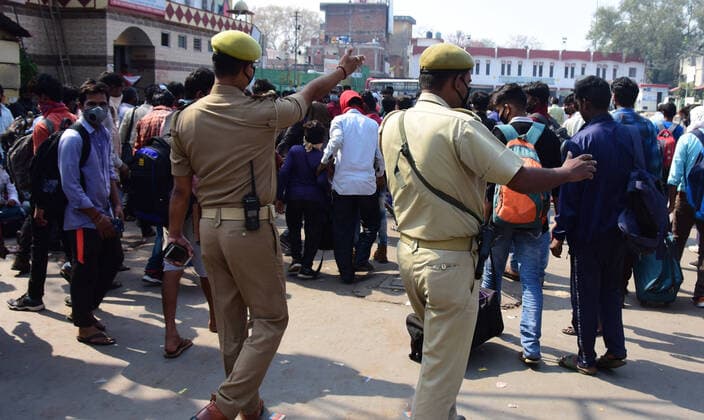 India: Janata Curfew called by PM Modi Prayagraj: Police aware commuters during Janata Curfew in Prayagraj on Sunday, March 22, 2020. Prime Minister Narendra Modi called for the janata curfew or self-imposed quarantine to break the chain of coronavirus infections, which the World Health Organisation (WHO) says spread through person-to-person contact and respiratory droplets. Prayagraj Uttar Pradesh India Copyright: PrabhatxKumarxVerma