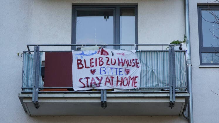 To contain the coronavirus, business closures, restrictions and contact restrictions have been ordered and curfews are being discussed, the photo shows a self-painted banner, banner, poster on a residential building, inscription Stay at home please, Stay at home please, 22 03 2020, Bremen Germany , News, Feature, Coronavirus Bremen xobx
