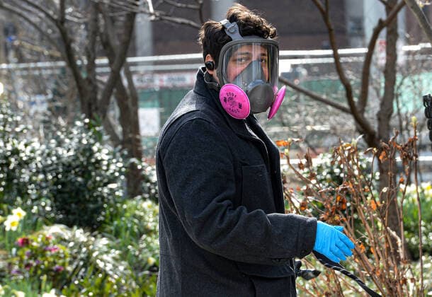 March 22, 2020, New York Manhattan, USA: A man wearing a full-face respirator near Hudson Yards, in New York City. A similar model is selling for $252.00 on an industrial safety supply website.03 223 20 New York Manhattan Hudson Yards. . New York Manhattan USA - ZUMAs252 20200322_znp_s252_013 Copyright: xMarcusxSantosx